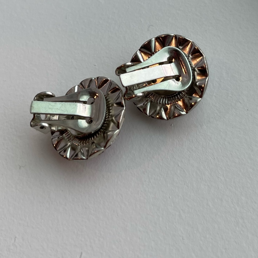 Vintage Clip On Earrings - Picture 5 of 7